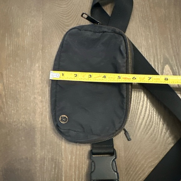 Lululemon Everywhere Belt Bag Black Crossbody Adjustable Strap - Picture 9 of 9